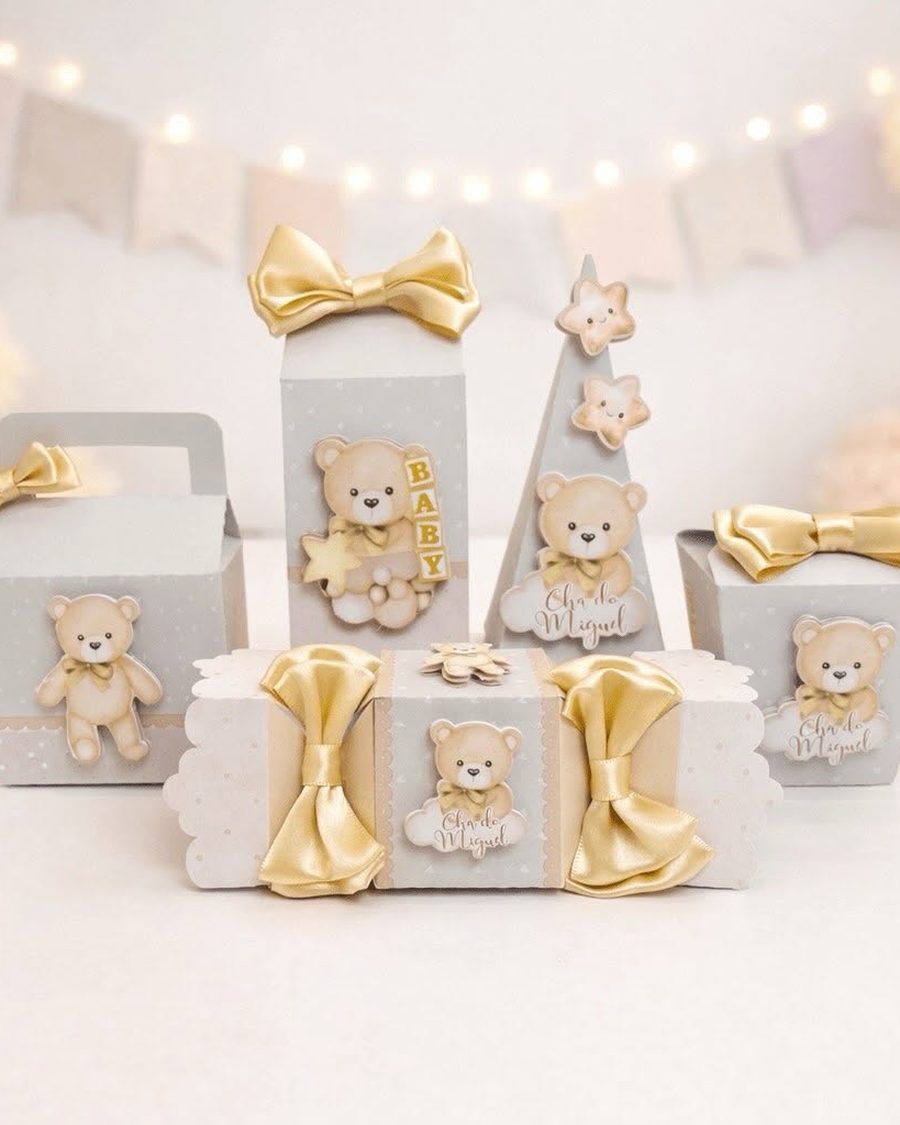 Cajas de ositos con moños dorados